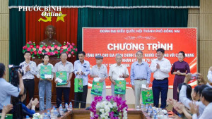 Đoàn Đại biểu Quốc hội thành phố Đồng Nai thăm, tặng quà đối tượng chính sách trên địa bàn phường.