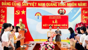 Chi bộ Trường Tiểu học Chu Văn An kết nạp đảng viên mới.