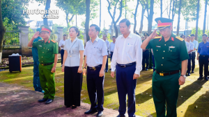 Dâng hương Đài tưởng niệm Liệt sĩ Bình Sơn