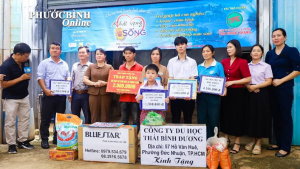 Hơn 150 triệu đồng hỗ trợ gia đình anh Lại Trung Cang, khu phố 5.