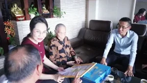 Bí thư Đảng ủy phường thăm, mừng thọ người cao tuổi tiêu biểu tròn 90 tuổi