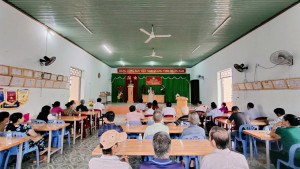 Tỉnh ủy viên, Bí thư Đảng ủy phường Phước Long Nguyễn Thị Hương Giang dự Ngày hội đại đoàn kết toàn dân tộc khu phố Hưng Lập