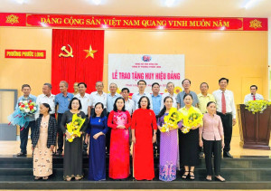 Phường Phước Long trao Huy hiệu Đảng cho 17 đảng viên