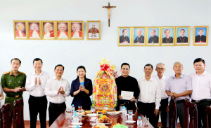 PHÓ BÍ THƯ THƯỜNG TRỰC TỈNH ỦY TÔN NGỌC HẠNH THĂM, CHÚC MỪNG GIÁNG SINH TẠI PHƯỜNG PHƯỚC LONG  