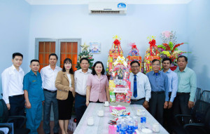 Lãnh đạo Đảng ủy phường Phước Long thăm, chúc mừng và tặng quà Giáng sinh năm 2025