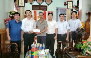 Đoàn công tác phường Phước Long thăm, tặng quà các gia đình người có công với cách mạng