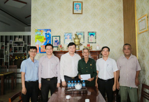 Lãnh đạo UBND phường Phước Long thăm, tặng quà thương binh, nạn nhân nhiễm chất độc hóa học