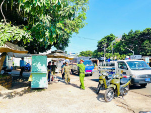 PHƯỜNG PHƯỚC LONG RA QUÂN KIỂM TRA, XỬ LÝ VI PHẠM TRẬT TỰ ĐÔ THỊ