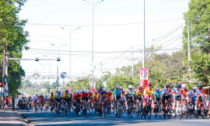 CHẶNG BA GIẢI ĐUA XE ĐẠP “VỀ PHƯỚC LONG XÂY CHIẾN THẮNG” NĂM...