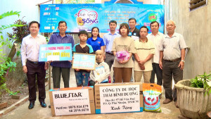 Trao 128,3 triệu đồng hỗ trợ gia đình ông Nguyễn Văn Sóc ở phu phố Long Thủy 2, phường Phước Long