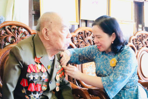 ĐỒNG CHÍ BÍ THƯ ĐẢNG ỦY PHƯỜNG PHƯỚC LONG THĂM, TRAO TẶNG HUY HIỆU ĐẢNG ĐỢT 3/2/2026 CHO ĐẢNG VIÊN CAO TUỔI