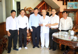 Lãnh đạo Đảng ủy, HĐND-UBND, UBMTTQ phường Phước Long đi thăm, tặng quà và chúc Tết các đồng chí cán bộ hưu trí, gia đình chính sách và người có công
