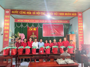 MẶT TRẬN PHƯỜNG PHƯỚC LONG: TRAO 80 PHẦN QUÀ TẾTCHO HỘ CẬN NGHÈO, HỘ CÓ HOÀN CẢNH KHÓ KHĂN