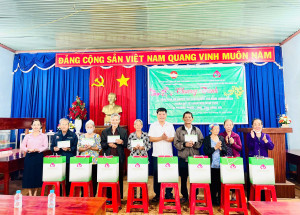 UBMTTQ PHƯỜNG PHỐI HỢP VỚI CÔNG ĐOÀN NHCSXH TỈNH ĐỒNG NAI TRAO QUÀ TẾT TẠI KHU PHỐ BÌNH GIANG 2