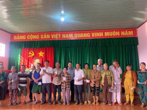 MẶT TRẬN PHƯỜNG PHƯỚC LONG: TRAO 103 PHẦN QUÀ TẾT CHO HỘ CẬN NGHÈO, HỘ CÓ HOÀN CẢNH KHÓ KHĂN TRÊN ĐỊA BÀN