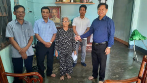 Ông Nguyễn Trung Thành thăm, chúc Tết người có công và các hộ cận nghèo phường Phước Long