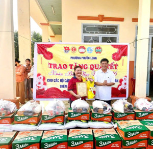 MẶT TRẬN PHƯỜNG PHƯỚC LONG: TRAO 100 PHẦN QUÀ TẾT CỦA CÂU LẠC BỘ HƯƠNG TỪ TÂM CHO HỘ CẬN NGHÈO, HỘ CÓ HOÀN CẢNH KHÓ KHĂN TRÊN ĐỊA BÀN