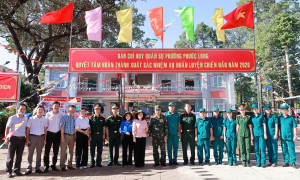 TỈNH ỦY VIÊN, BÍ THƯ ĐẢNG ỦY PHƯỜNG PHƯỚC LONG NGUYỄN THỊ HƯƠNG GIANG THAM QUAN HỘI THI MÔ HÌNH HỌC CỤ, VẬT CHẤT HUẤN LUYỆN NĂM 2026