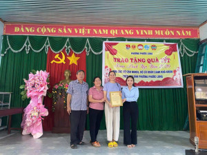 MẶT TRẬN PHƯỜNG PHƯỚC LONG: TRAO 60 PHẦN QUÀ TẾT CHO HỘ CẬN NGHÈO, HỘ CÓ HOÀN CẢNH KHÓ KHĂN TRÊN ĐỊA BÀN