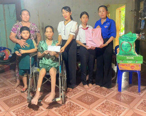 LIÊN ĐỘI TRƯỜNG THCS NGUYỄN VĂN TRỖI TRAO YÊU THƯƠNG, TIẾP...