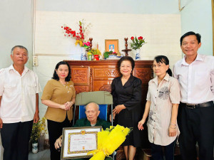 Đảng bộ phường Phước Long trao tặng Huy hiệu 65 năm tuổi Đảng trước thời hạn cho đảng viên lão thành