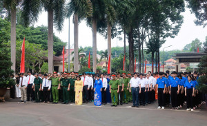 LỄ VIẾNG NGHĨA TRANG LIỆT SĨ NHÂN DỊP KỶ NIỆM 51 NĂM NGÀY GIẢI PHÓNG MIỀN NAM, THỐNG NHẤT ĐẤT NƯỚC