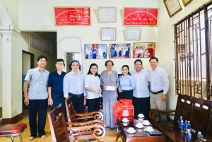 PHƯỚC LONG: THĂM, TẶNG QUÀ NGƯỜI CÓ CÔNG NHÂN KỶ NIỆM 51 NĂM NGÀY GIẢI PHÓNG MIỀN NAM, THỐNG NHẤT ĐẤT NƯỚC