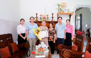TRAO TẶNG HUY HIỆU 30 NĂM TUỔI ĐẢNG CHO ĐẢNG VIÊN ĐỖ XUÂN HOA