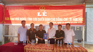 Lễ Bàn giao Nhà nghĩa tình cựu chiến binh cho đồng chí Vi Văn Học thôn 5 Đăng Hà xã Phước Sơn.