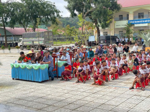 XÃ PHƯỚC SƠN: TRAO TẶNG QUÀ CHO CÁC EM HỌC SINH VÀ CÁC HỘ DÂN CÓ HOÀN CẢNH KHÓ KHĂN TẠI CÁC THÔN 1 -6 ĐĂNG HÀ