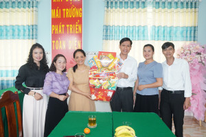 TIẾP NỐI CHUỖI HOẠT ĐỘNG CHĂM LO TẾT BÍNH NGỌ 2026, ĐOÀN CÔNG TÁC SỐ 9 ĐẾN THĂM VÀ TẶNG QUÀ TẠI PHƯỚC SƠN