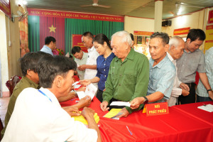 CỬ TRI THÔN 3 THỐNG NHẤT, XÃ PHƯỚC SƠN NÔ NỨC THAM GIA NGÀY HỘI CỦA TOÀN DÂN