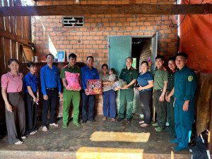 Chi đoàn Công an xã Phước Sơn phối hợp cùng Chi đoàn Quân sự xã tham gia cùng Đoàn Thanh niên xã tổ chức thăm hỏi, tặng quà 03 gia đình chính sách trên địa bàn.