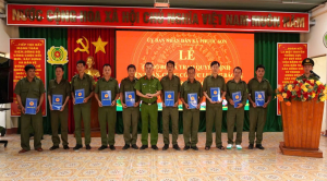 Lễ công bố và trao quyết định kiện toàn Tổ bảo vệ an ninh trật tự cơ sở kết hợp giải bóng chuyền giao lưu tại Công an xã Phước Sơn.
