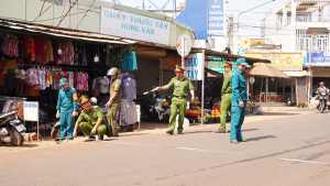 Công an xã Phước Sơn tăng cường kiểm tra, rà soát hành lang an toàn giao thông và tiến hành đo, vẽ đường hành lang khu vực chợ Thống Nhất
