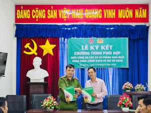 NHCSXH Bù Đăng ký kết chương trình phối hợp với Công an các xã trong việc triển khai tín dụng chính sách, hỗ trợ tái hòa nhập cộng đồng