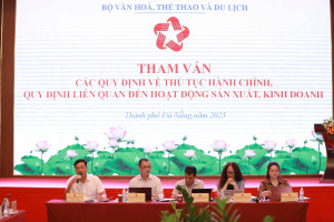 Ban tổ chức - đại diện Văn phòng Bộ, các Cục thuộc Bộ VHTTDL trả lời câu hỏi của các đại biểu tại Hội nghị