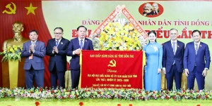 Đồng chí Tôn Ngọc Hạnh, Ủy viên dự khuyết Trung ương Đảng, Phó Bí thư Thường trực Tỉnh ủy, Chủ tịch HĐND tỉnh Đồng Nai trao hoa và bức trướng tặng đại hội. Ảnh: Công Nghĩa