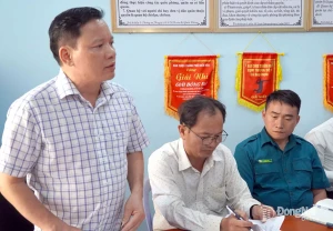 Phó Chủ tịch UBND phường Phước Tân Nguyễn Quốc Vương đề nghị các chủ cơ sở chấp hành nghiêm quyết định cưỡng chế, khắc phục hậu quả để tránh thiệt hại về tài sản khi cơ quan nhà nước cưỡng chế theo quy định. Ảnh: Thành Nhân