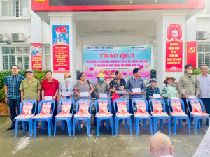 Phường Phước Tân tổ chức trao tặng 300 phần quà cho gia đình chính sách, người có công, gia đình có hoàn cảnh khó khăn nhân dịp Trung thu 2025