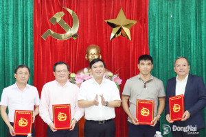 Tỉnh ủy viên, Phó Chủ tịch UBND tỉnh Đồng Nai Hồ Văn Hà trao quyết định giao chủ đầu tư 4 dự án nhà ở xã hội. Các dự án này đồng loạt tổ chức lễ động thổ ngày 27-9-2025. Ảnh: Hoàng Lộc