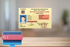 Người dân quét mã QR để tra cứu thông tin giấy phép lái xe sau khi thi đạt