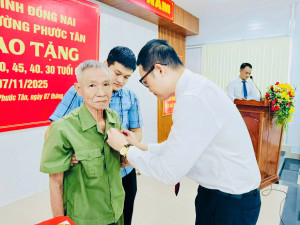 Ban Thường vụ Đảng ủy phường Phước Tân trao tặng Huy hiệu Đảng cho các đồng chí đảng viên 60, 55, 50, 45, 40, 30 năm tuổi Đảng đợt 07/11/2025