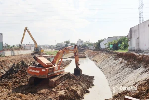 Thi công Dự án Chống ngập suối Cầu Quan trên địa bàn phường Phước Tân. Ảnh: Hoàng Lộc