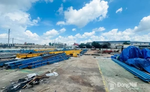 Một công trình nhà xưởng trong khu đất hơn 72ha tại phường Phước Tân đang trong quá trình tháo dỡ, hoàn trả mặt bằng.