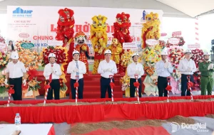 Lãnh đạo Tỉnh ủy, UBND tỉnh, chủ đầu tư và nhà thầu thực hiện nghi thức khởi công xây dựng 416 căn nhà ở xã hội. Ảnh: Hoàng Lộc