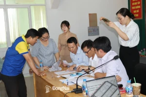 Người dân phường Phước Tân bốc thăm vị trí tái định cư tại Dự án Tái định cư hơn 49ha ở phường Phước Tân. Ảnh: Hoàng Lộc