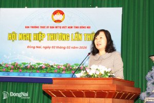 Đồng chí Huỳnh Thị Hằng, Phó Bí thư Tỉnh ủy, Chủ tịch Ủy ban MTTQ Việt Nam tỉnh Đồng Nai phát biểu tại hội nghị. Ảnh: Hồ Thảo