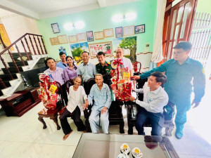 Đảng ủy tổ chức thăm hỏi, tặng quà cho các đảng viên 75 năm và 80 năm tuổi Đảng