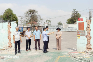 Lãnh đạo UBND phường Phước Tân trao đổi, vận động cơ sở sản xuất bên trong khu vực 72ha nhanh chóng hoàn thành tháo dỡ công trình, hoàn trả hiện trạng đất. Ảnh: Hoàng Lộc